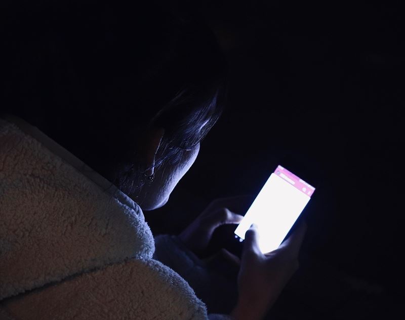 スマホの青白い光」で肌が黄ぐすみ