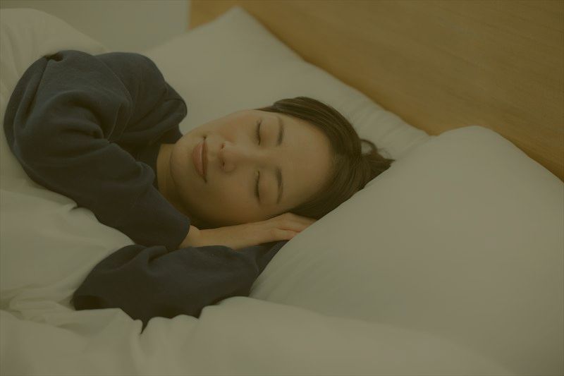 睡眠中の“無補水時間”が冬の肌を老けさせる