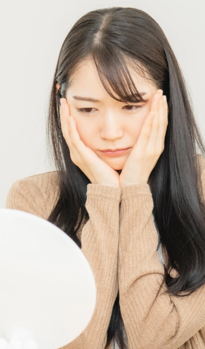 敏感肌でヒリつきを感じる女性