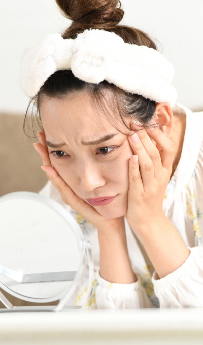肌の潤い不足に悩む女性