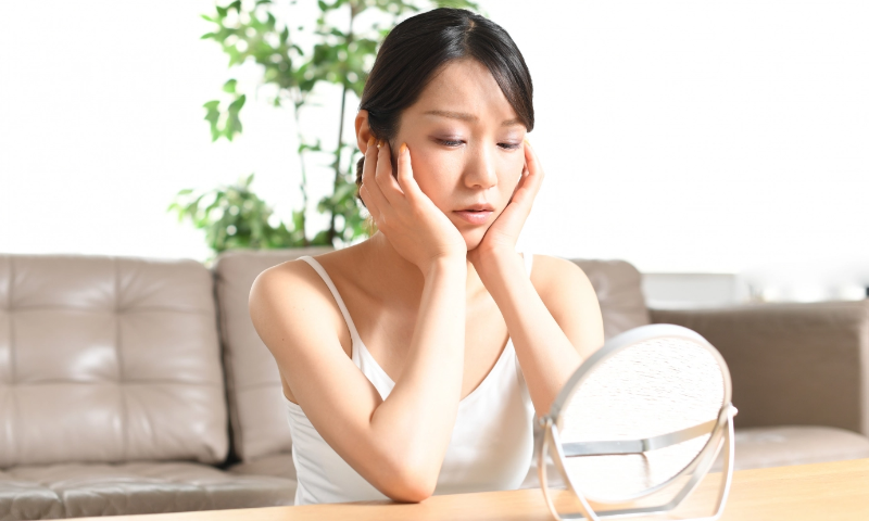 スキンケアに悩む女性