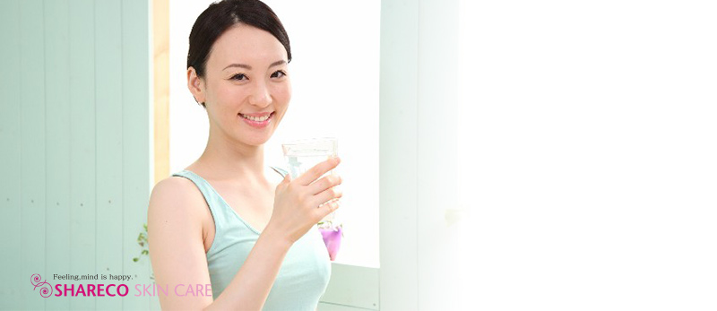 定説8 水をたくさん飲むと毒素排泄できて 肌がうるおう スキンケアのシャレコ